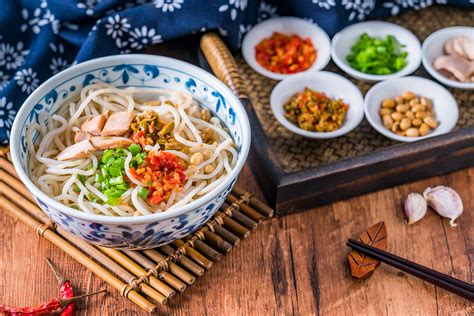  桂林米粉: スパイスの香りが鼻をくすぐる、とろみのある食感と旨味のハーモニーはまさに至福