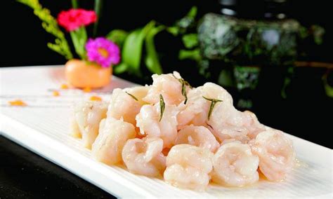   龍井蝦仁: Hangzhou's Delicate Dance of Freshwater Prawns and Emerald Green Tea Leaves!