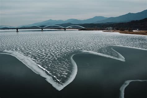 꽁꽁 얼어 붙은 한강 위로, 시간은 왜 거꾸로 흐를까?